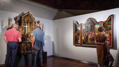 Un retablo flamenco del siglo XVI de la Pasión y un tríptico pictórico de la Adoración de los Magos